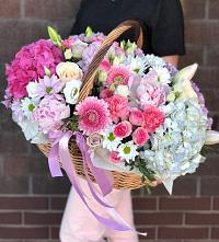 Композиция солнечный день в Павловичи Цветочная композиция из Розы, Хризантемы, Пионы и Лизиантусы в корзине в Павловичи