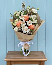 Букет цветов из:  Альстромерии, Лизиантусы, Розы и Хризантемы в Павловичи