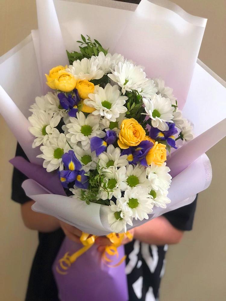 Букет цветов из: Ирисы, Хризантемы и Розы в Павловичи