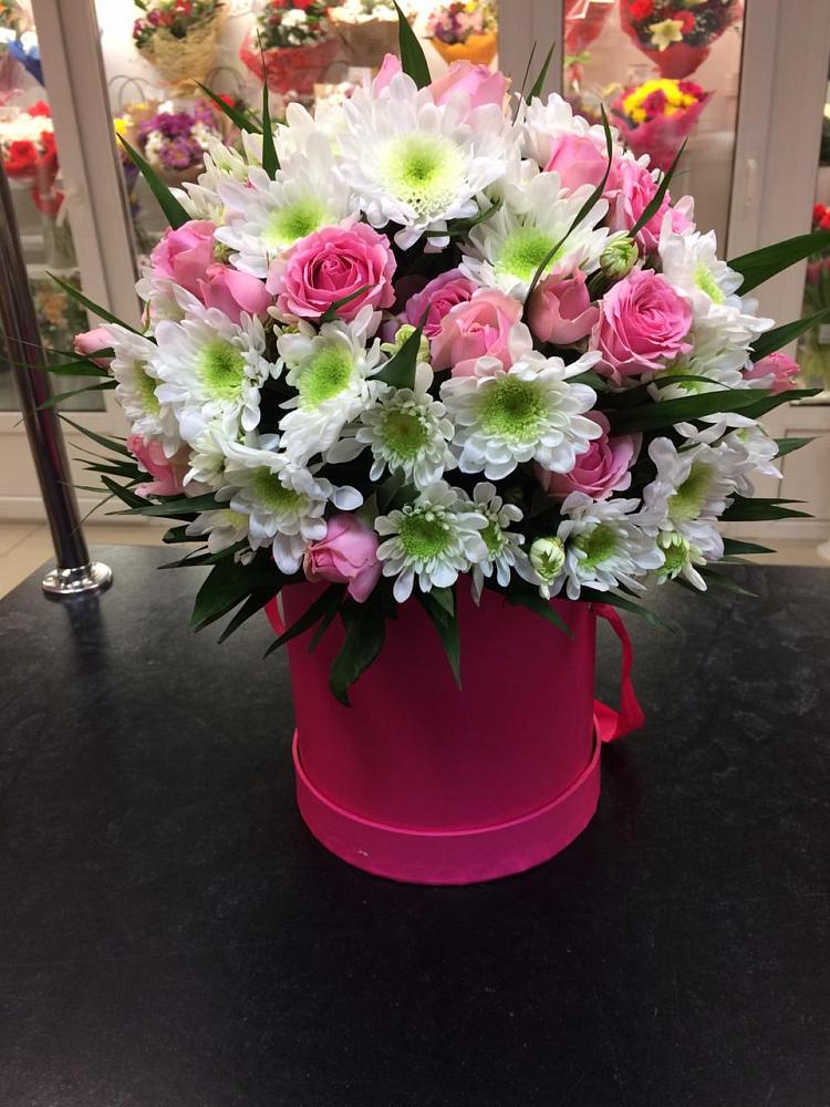 Цветочная композиция из Розы и Хризантемы в шляпной коробке в Павловичи