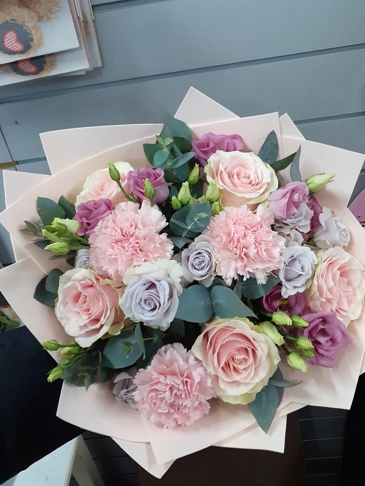 Букет цветов из: Розы, Гвоздики и Лизиантусы в Павловичи